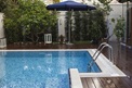 Poolumrandung mit Überlauf und Holzverkleidung