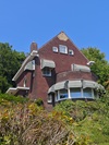 Umfassender Sonnenschutz am Backsteinhaus