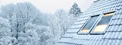 Klirrende Kälte draußen, Schnee auf der Dachschräge und dem Dachfenster – was romantisch aussieht, erfordert vor allem richtiges Lüften und Heizen. Nur so lassen sich Schäden durch Kondenswasserbildung vermeiden