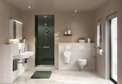 Schicke, moderne Urinale mit Deckel fügen sich harmonisch in private Badezimmer ein.